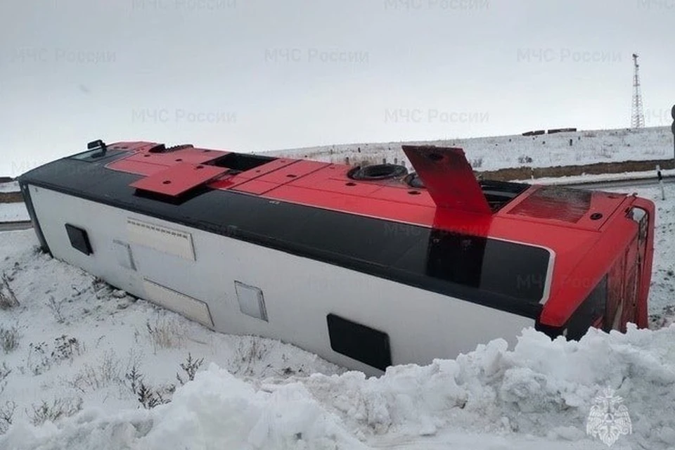 В салоне находились 29 человек, четверо из которых – дети. Фото: ГУ МЧС по Оренбургской области
