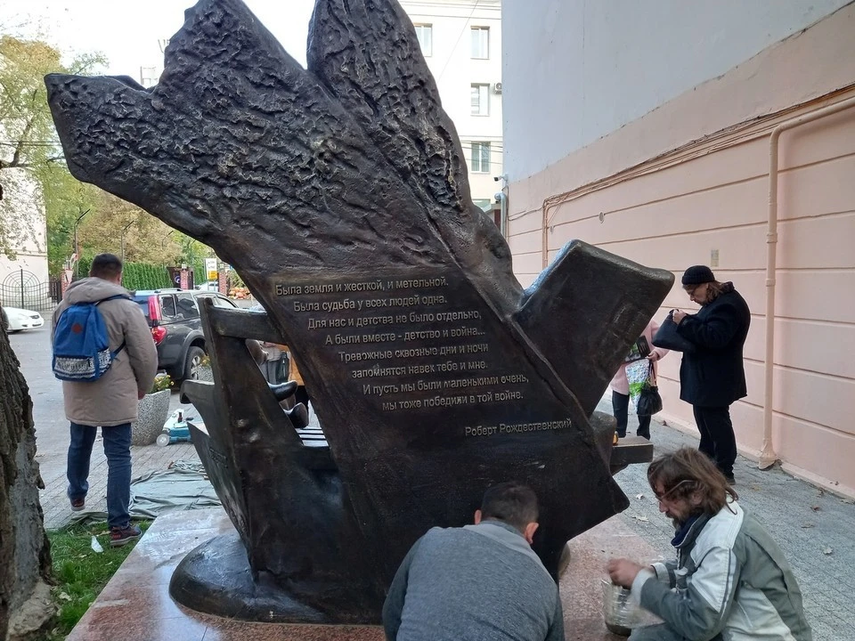 Новостройка рядом с памятником погибшим детям выглядит, мягко говоря, неуместной.