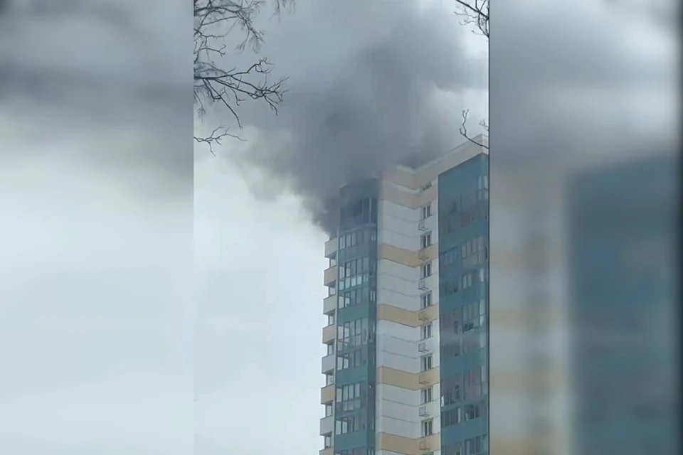 На западе Москвы спасли одного человека из пожара в квартире многоэтажного дома Фото: стоп-кадр из видео
