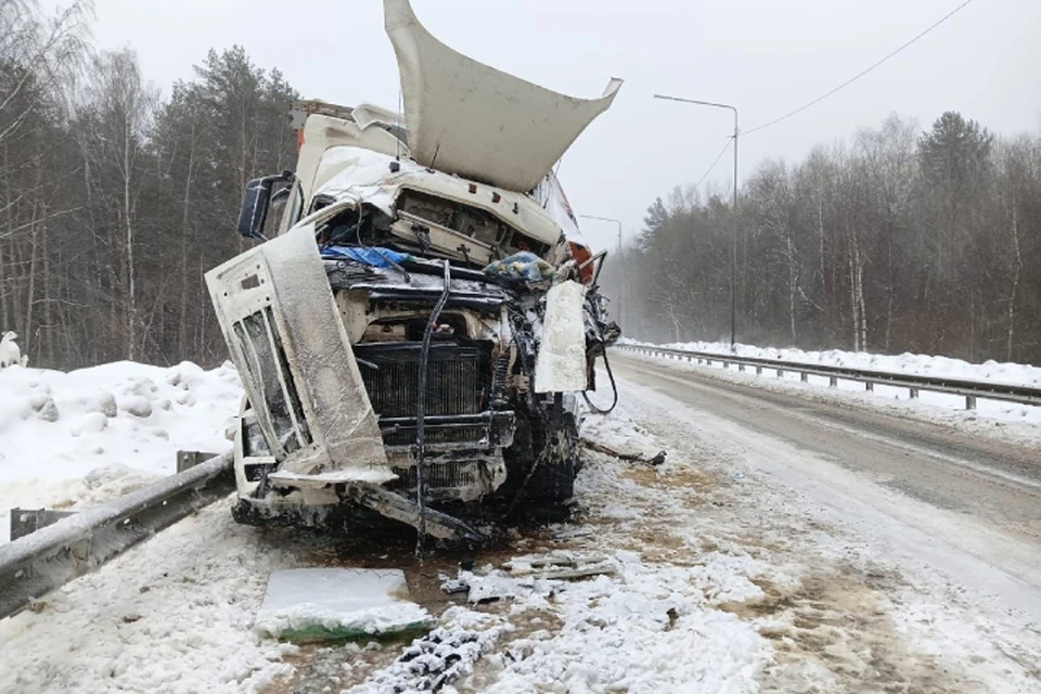 Сейчас устанавливаются все причины и условия совершения аварии. Фото: ГИБДД Кировской области