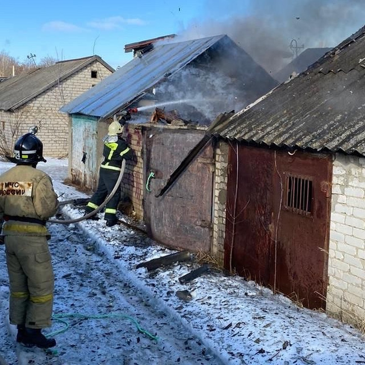 Пожарные спасли от огня 3 гаража и дом под Липецком - KP.RU