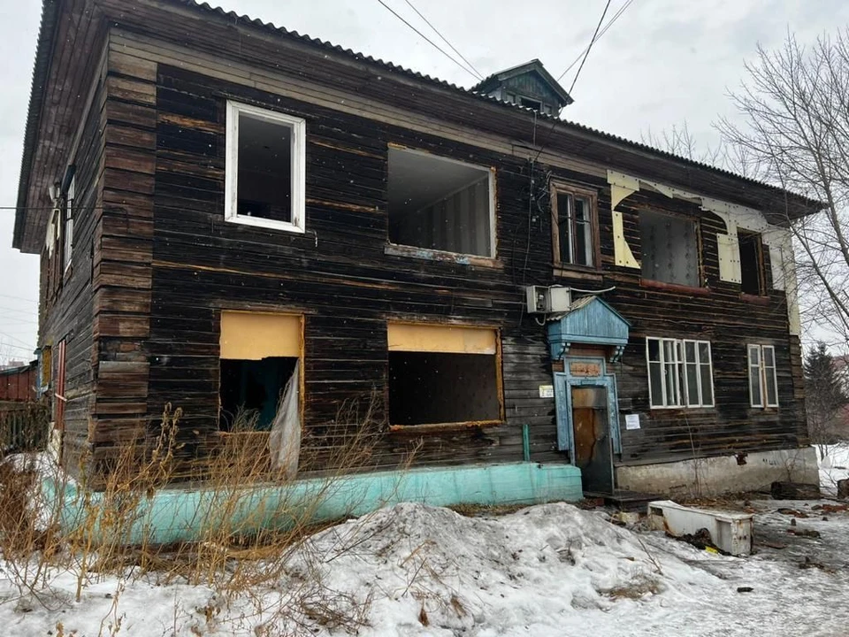 В Красноярске проводится проверка по факту гибели женщины под обломками аварийного дома. Фото: прокуратура края