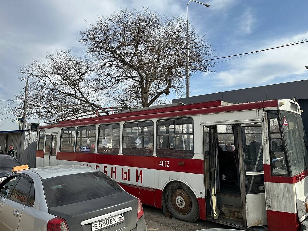 В Симферополе раритетный троллейбус превратили в зал ожидания для  пассажиров - KP.RU