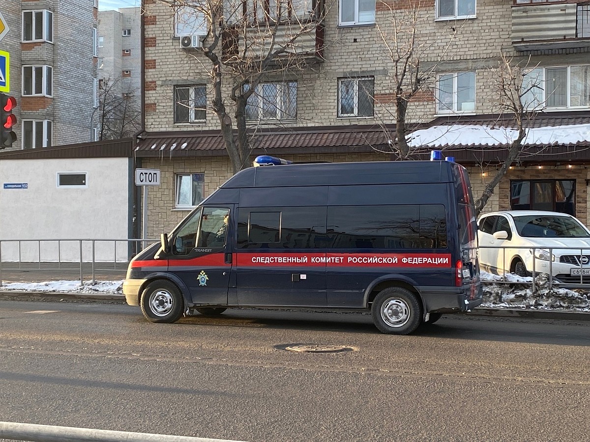 В тюменском селе Бутусово мужчина пытался разбудить пьяного приятеля, но  случайно забил ногами до смерти - KP.RU