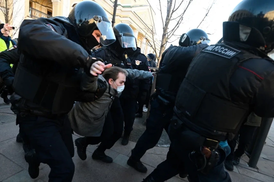 В Петербурге отправили на 10 месяцев в колонию мужчину, толкнувшего полицейского на незаконной акции протеста.