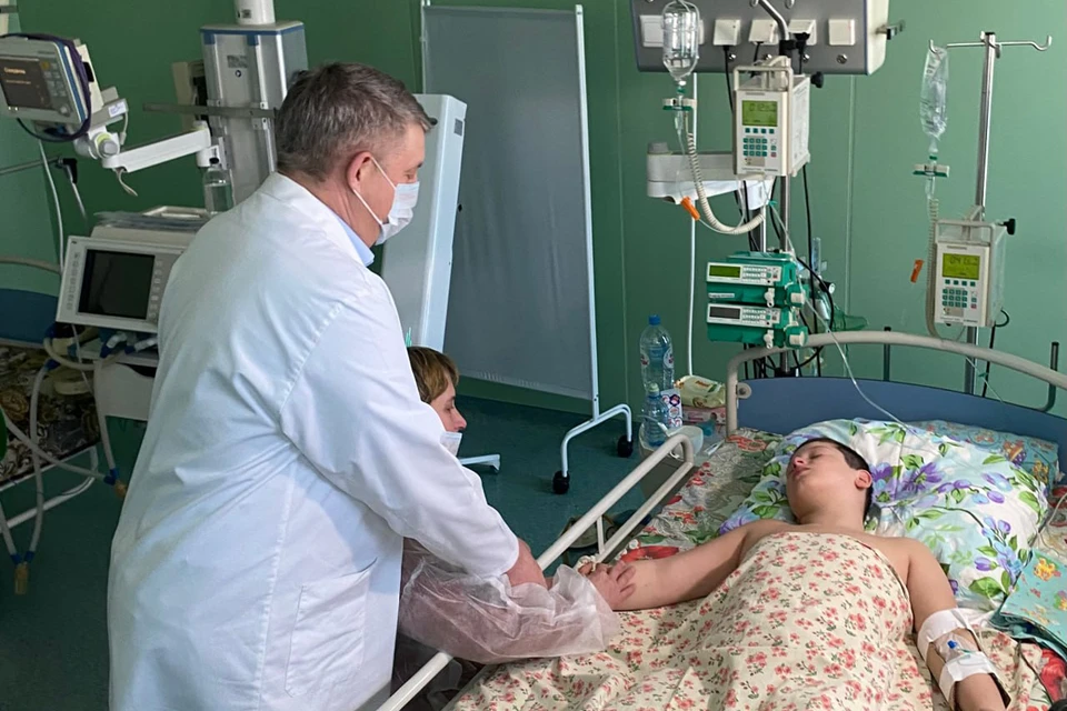 Александр Богомаз навестил в больнице мальчика, который выжил после атаки группы украинских диверсантов