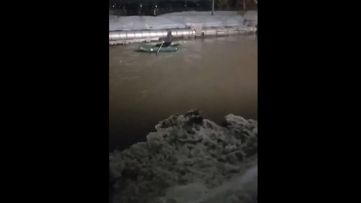 В Бийске сняли на видео мужчину, плывущего на лодке по затопленной улице -  KP.RU