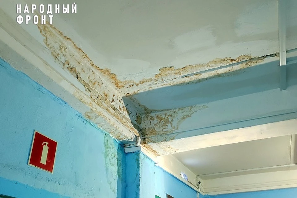 Из-за дырявой крыши школу постоянно топит. ФОТО: ОНФ по Ярославской области