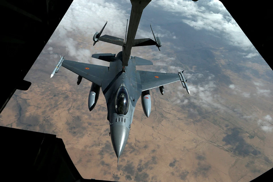 Двух первых украинских летчиков начали обучать за океаном секретам пилотирования F-16.
