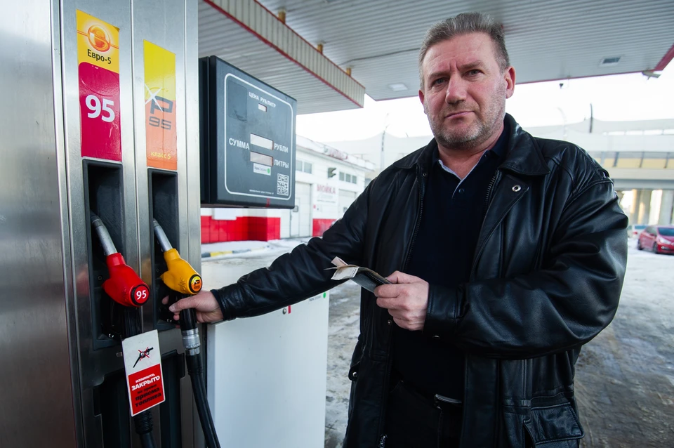 Житель Ямала может позволить себе в 2,7 раза больше бензина, чем южноуралец (если по какой-то причине оба решат ничего не покупать, кроме топлива)