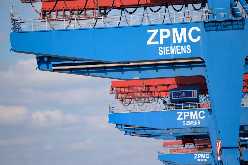 Портовые краны ZPMC-Siemens в Гамбурге, Германия.