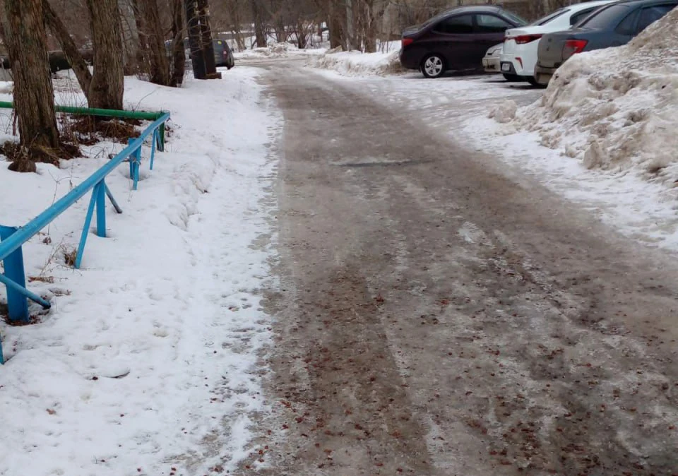 В Ульяновске жильцы домов по проезду Аверьянова жалуются на неочищенный тротуар