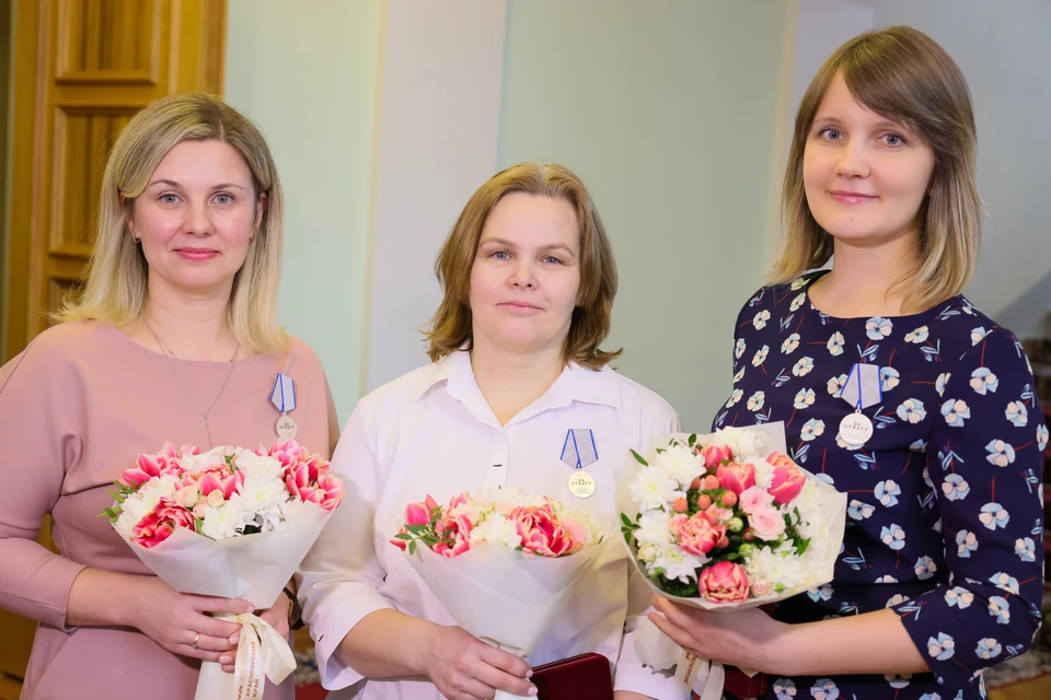 Воспитательницы с заслуженной медалью «За отвагу» Фото: Александр Черных