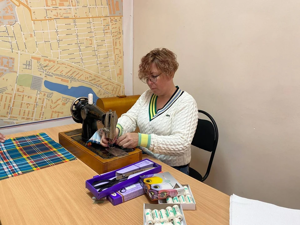 Екатерина Афонина шьет полотенца для госпиталя в Горловке
