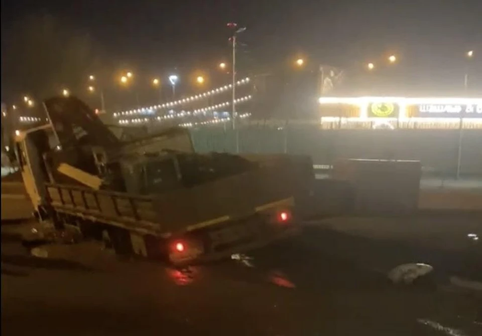 В Астрахани грузовик провалился в яму, замаскированную лужей