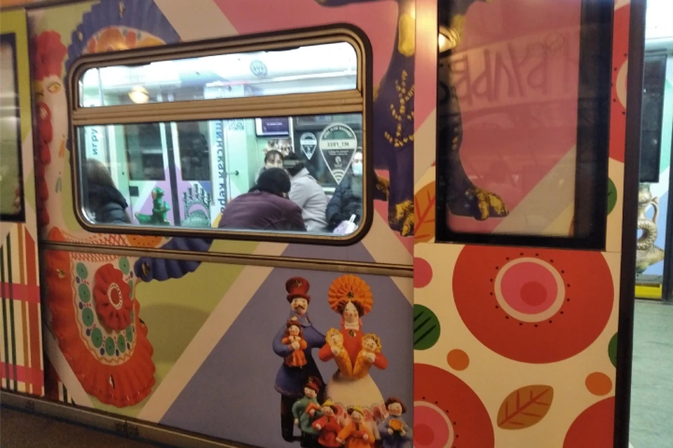 В 2020 году некоторые вагоны в московском метро уже украшали изображением дымковской игрушки.