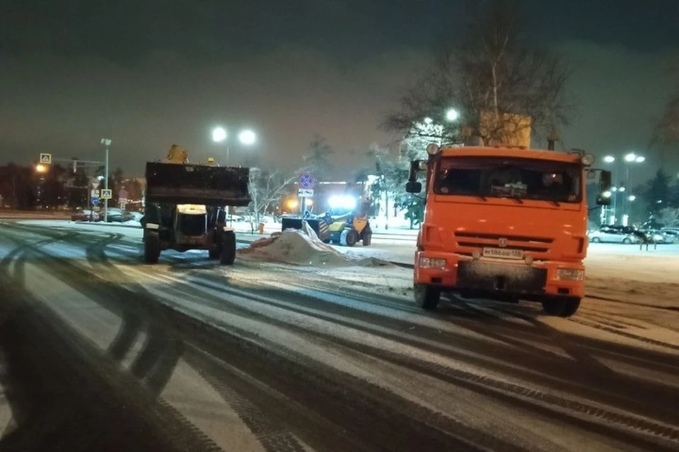 С основных магистралей Иркутска за ночь вывезли 1300 тонн снега