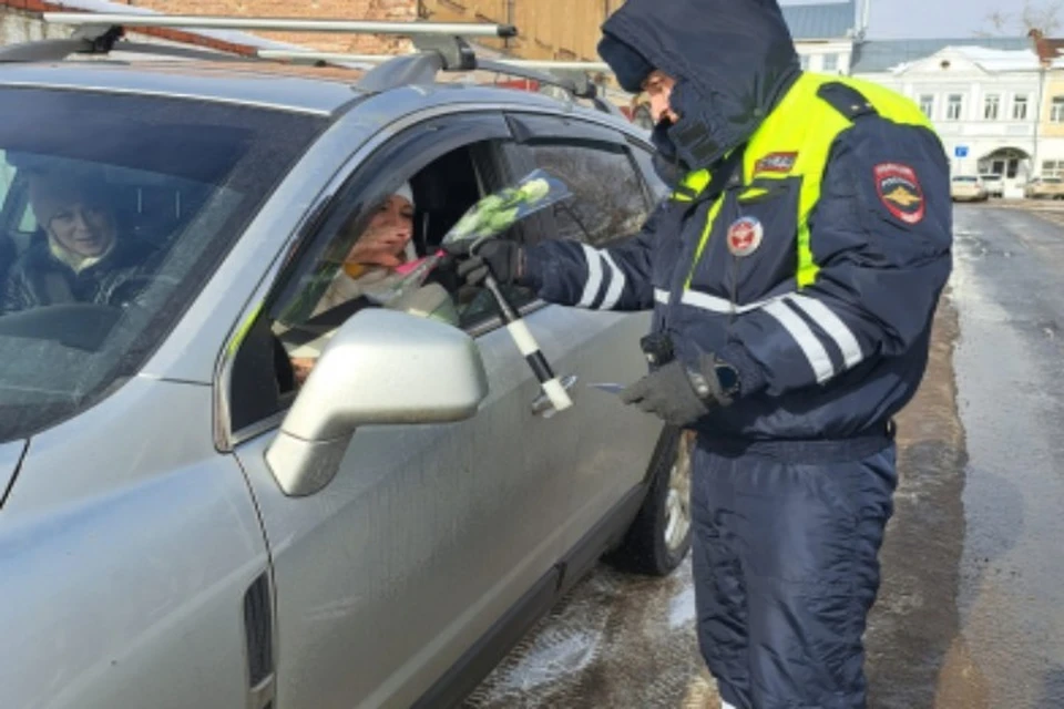 В Ярославской области проходит акция «Цветы для автоледи»