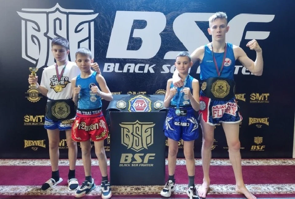 Андрей Власов и Ярослав Рева были награждены чемпионскими поясами как лучшие бойцы турнира. Фото: пресс-служба министерства молодежи, спорта и туризма ДНР