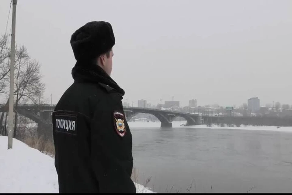 В Иркутске полицейский спас мужчину, который едва не упал с моста