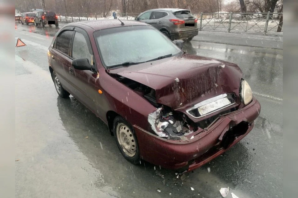 От удара машина выкатилась вперед и сбила пожилую женщину. Фото: УМВД Оренбургской области