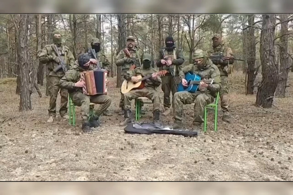 Военные исполнили песню российского певца Стаса Михайлова «За женщин всех». Фото: ТГ губернатора Дениса Паслера