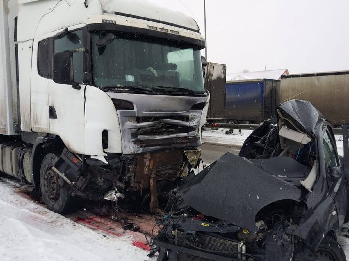 В Кузбассе три человека погибли в ДТП с грузовиком - KP.RU