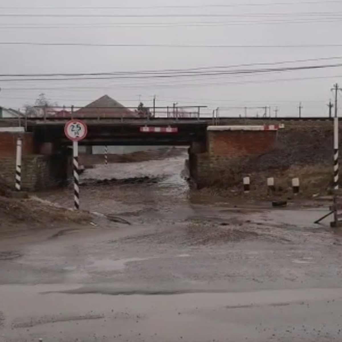 В райцентрах Волгоградской области талые воды подтапливают улицы - KP.RU