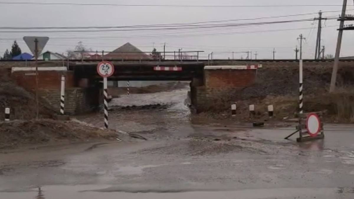 В райцентрах Волгоградской области талые воды подтапливают улицы - KP.RU