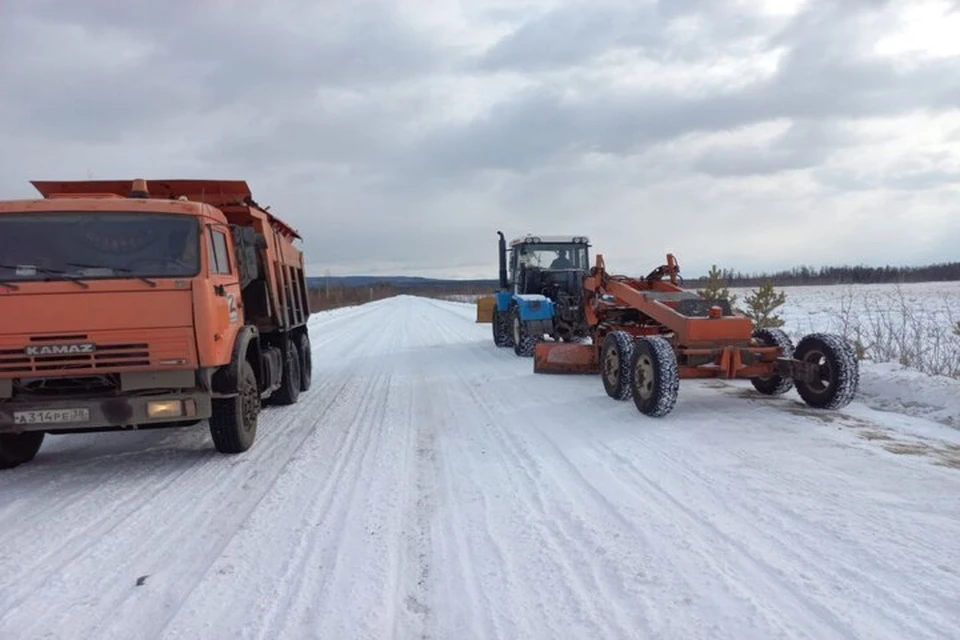 Дорожники ликвидируют последствия циклона в западной части Иркутской области
