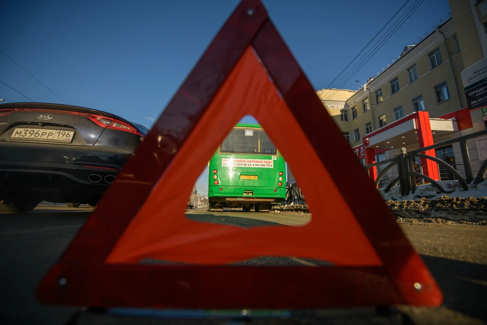 В Новочеркасске водитель наехал на припаркованную машину.
