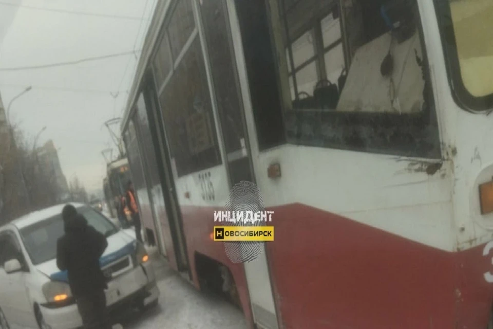 В Новосибирске трамвай-легенда № 13 столкнулся с иномаркой. Фото: "Инцидент Новосибирск".
