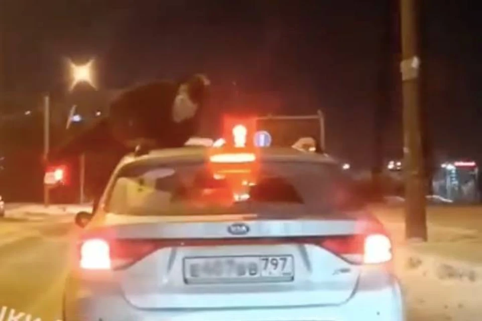 Агрессивный мужчина прокатился на капоте каршеринга в Петербурге