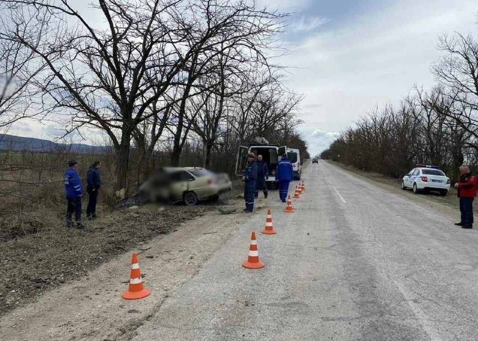 Тело оказалось заблокировано в машине, поэтому спасателям пришлось приложить усилия, чтобы извлечь его. Фото: пресс-служба МЧС по Республике Крым