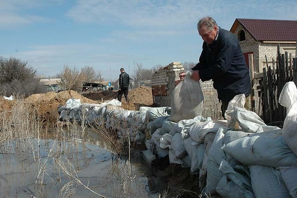 Местные жители спасают свои дома и скот от воды. Фото из архива.