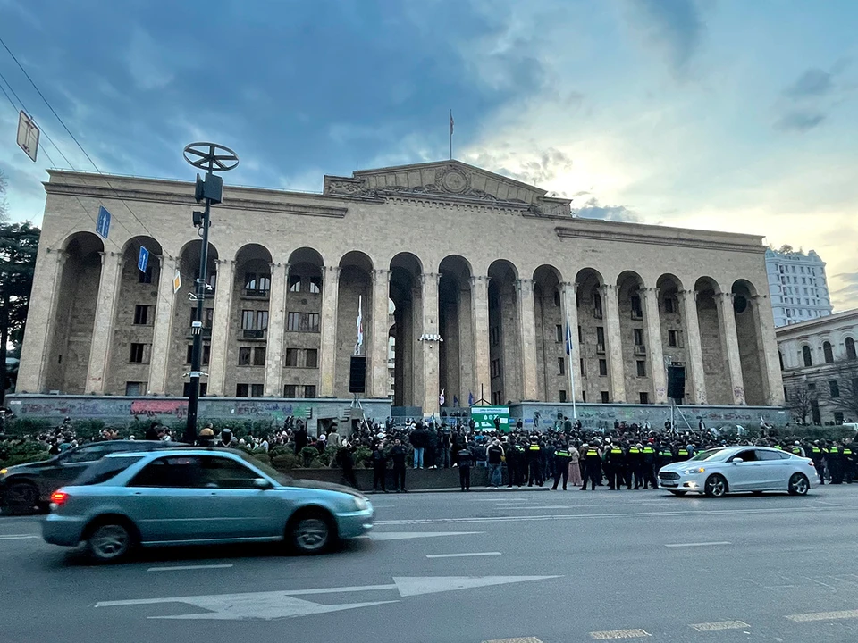 Первые митинги начались в Тбилиси еще 3 марта, когда в парламент внесли закон об иноагентах.