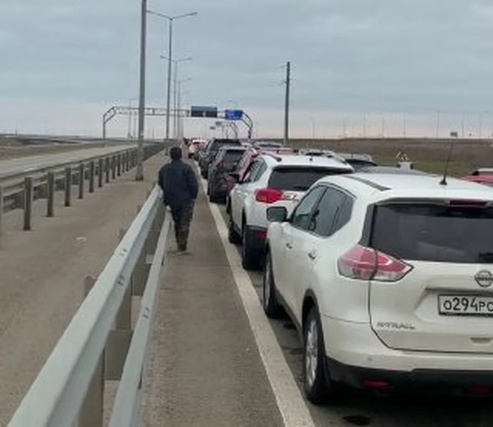 Пробка на Крымском мосту. Фото: скриншот видео тг-канала "Осторожно, новости"