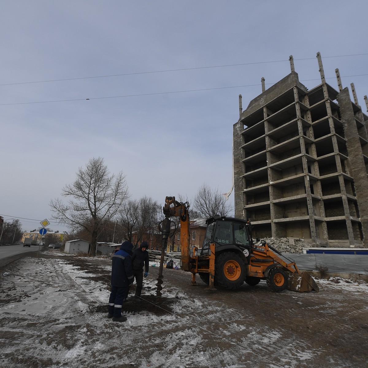 В Омске возобновили работы на долгостроях на улицах 11-й Ремесленной и  Менделева - KP.RU