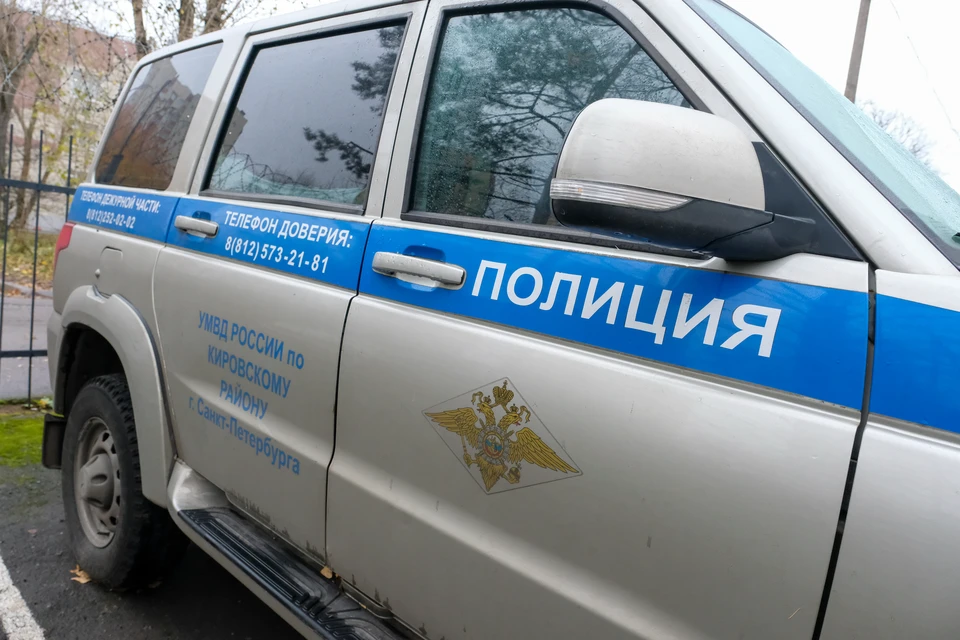 Четверо грабителей ворвались в квартиру женщины, избили ее сожителя и похитили драгоценности в Петербурге