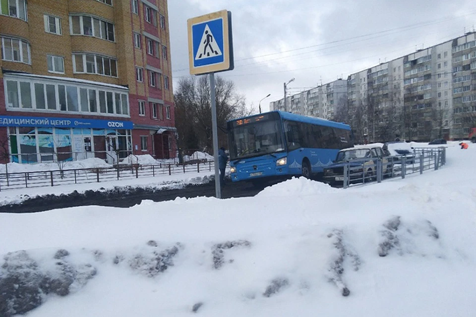 Автобус №208 провалился в яму на улице Хромова в Твери Фото: vk.com/podslyshano_y_voditelei69/Михаил Лебедев