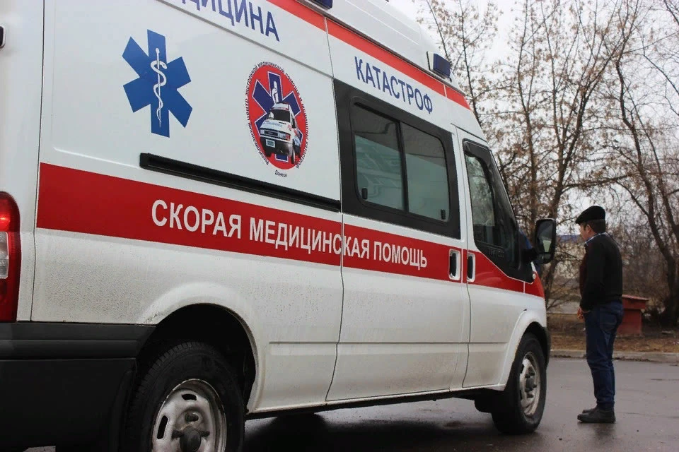 Восемь пострадавших человек обратились в местную районную больницу, еще семь - в больницу Алчевска