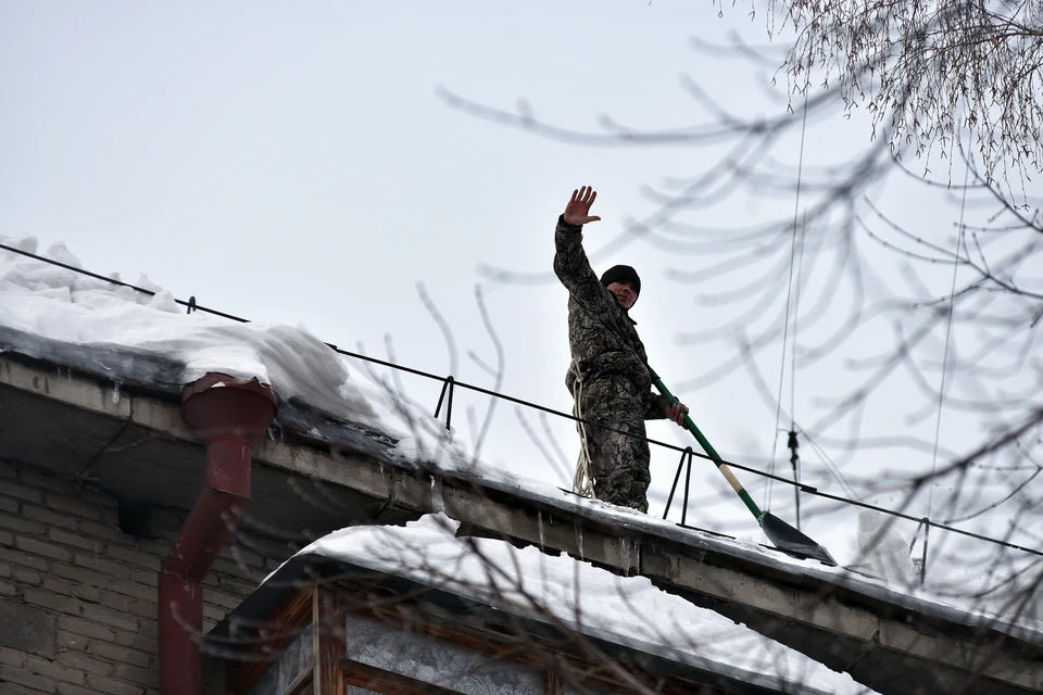 В Новосибирске завершают работы по уборке снега и наледи с крыш.