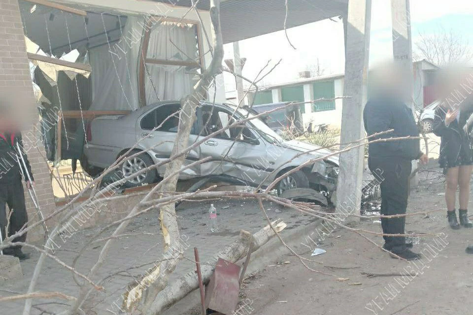 Автомобиль сбил пенсионерку и влетел в магазин (Фото: МВД Приднестровья).