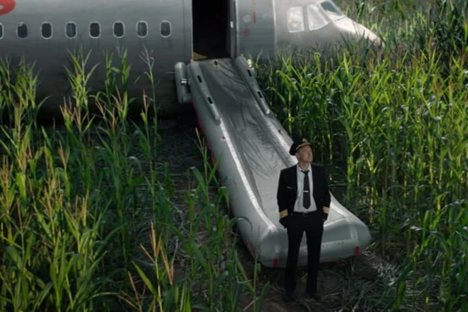 В кино, как и в жизни, Дамир Юсупов покинул борт самолета последним Фото: кадр из трейлера фильма «На солнце, вдоль рядов кукурузы»