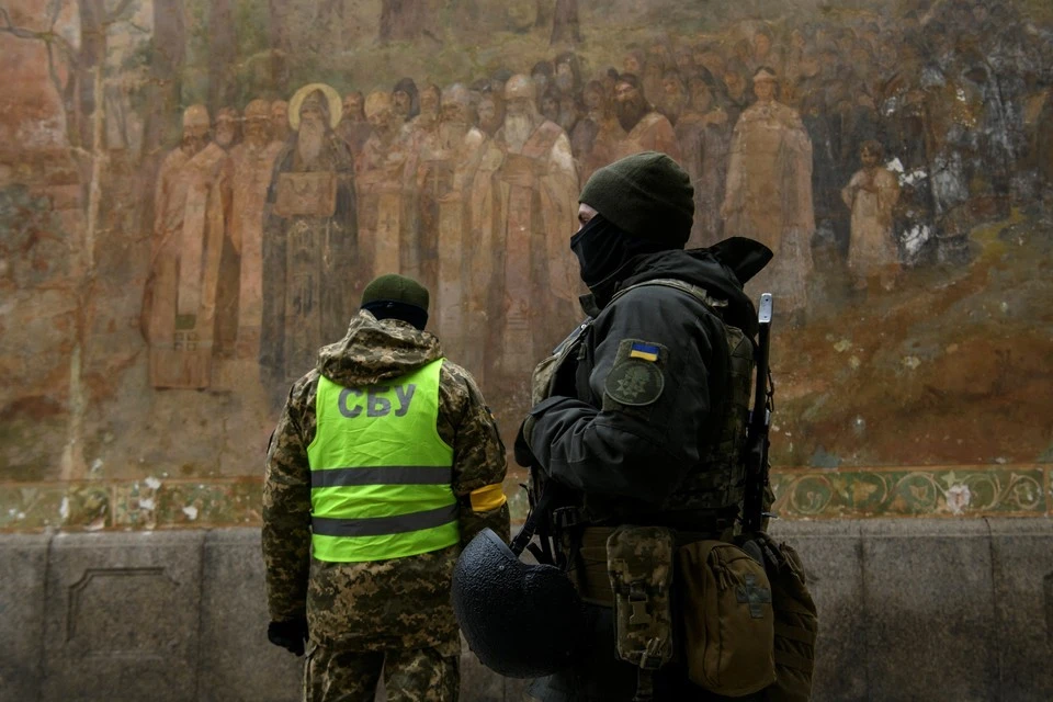 Сотрудники СБУ у стен Киево-Печерской лавры в столице Украины.