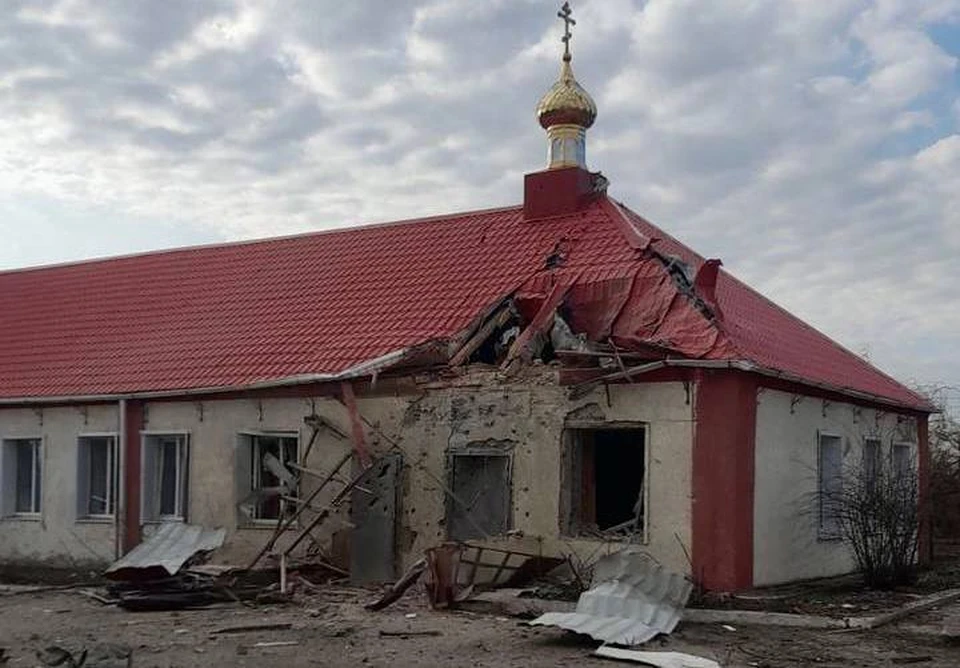 15 марта в поселке Красное осколки снарядов повредили школу и молельный дом.