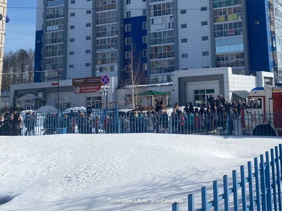 Эвакуация детей в Академлицее. Фото: телеграм-канал "Але, это Сакалов"