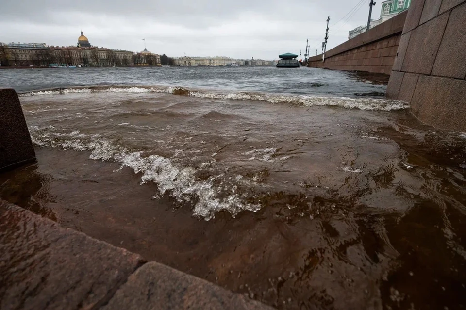 Гидрослужбы Петербурга готовятся к возможному весеннему паводку в Петербурге.