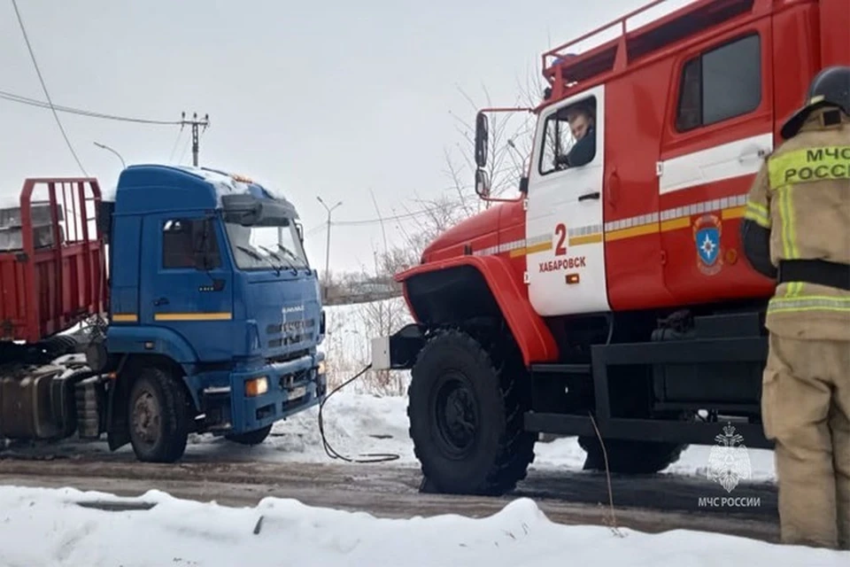 Спасатели помогли грузовику с плитами проехать подъем в Хабаровске Фото: ГУ МЧС России по Хабаровскому краю