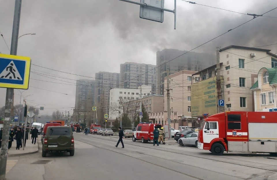 В пожаре в здании погрануправления ФСБ в Ростове есть пострадавшие. Фото: Александр БЗЕЗЯН.